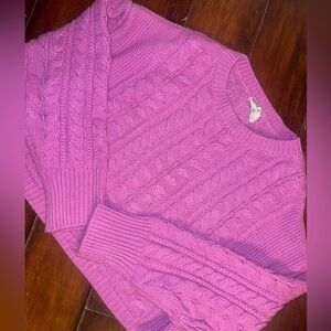 Super cute sweater!✨